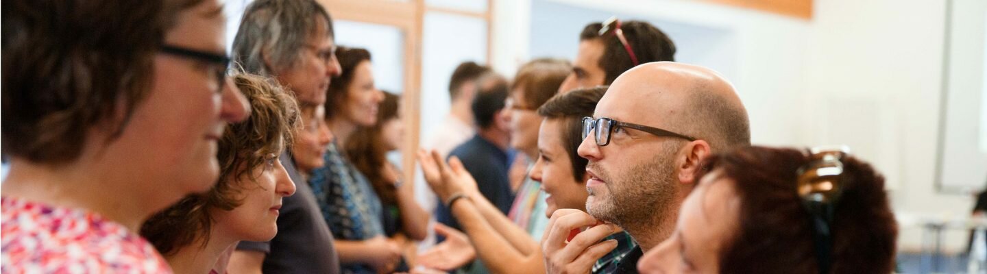 Kreativpotentiale im Dialog bringt Akteur*innen aus Bildung, Kunst, Kultur, Politik in den Austausch.